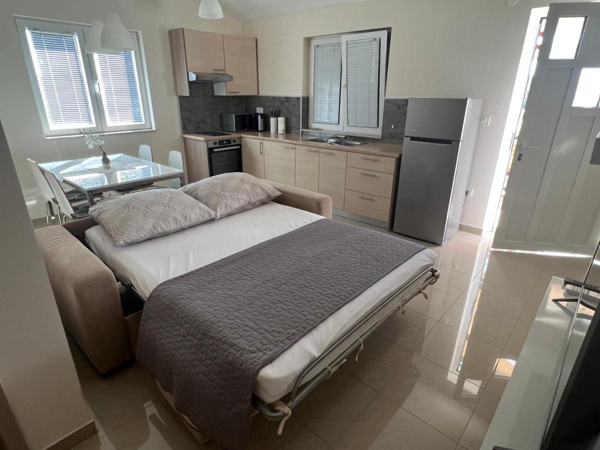 Apartmani Nina I Niko Ugljan Zimmer foto