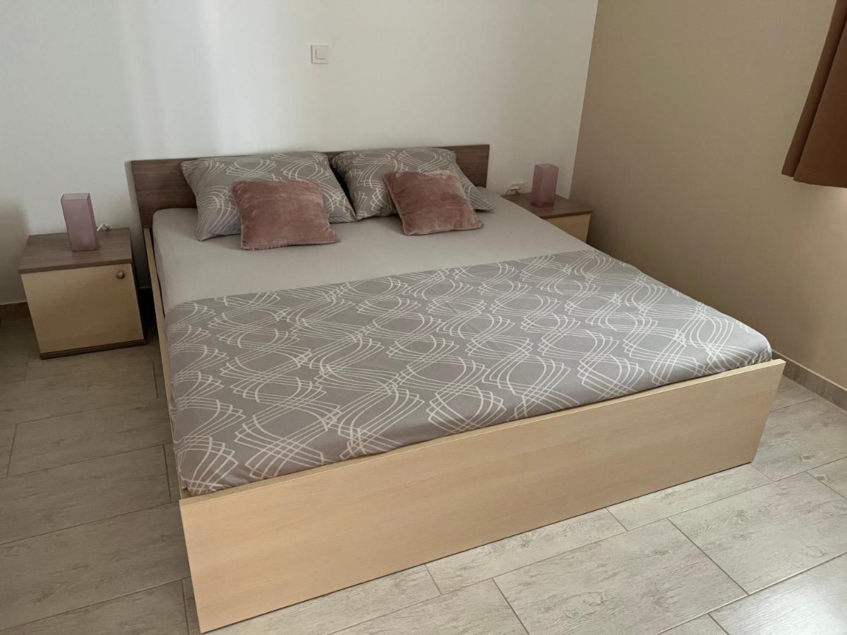 Apartmani Nina I Niko Ugljan Zimmer foto