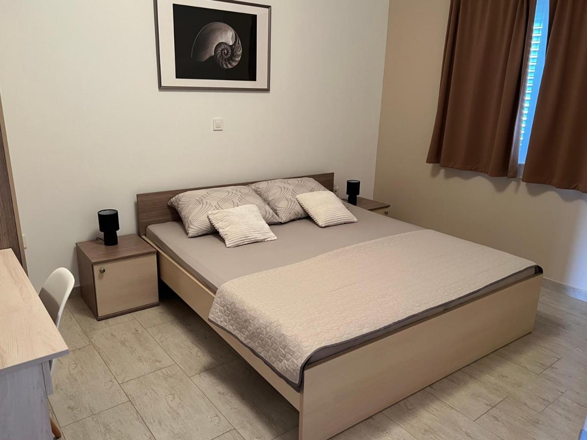 Apartmani Nina I Niko Ugljan Zimmer foto